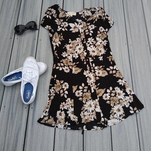 Sweet Wanderer Dresses & Skirts - Sweet Wanderer Floral Button Down Dress W/tie back